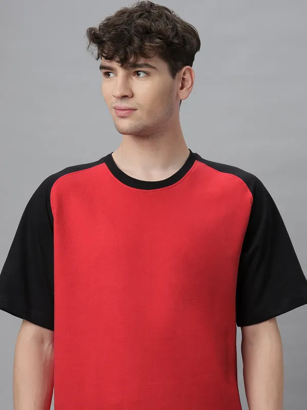 Black_&_Red_Cotton_Round_Neck_Half_Sleeves_Loose_Fit_Raglan_T-Shirt_For_Men