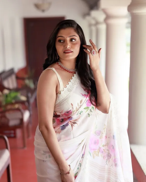 White_Preimium_&_Elegant_Georgette_Saree_For_Women