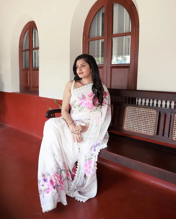 White_Preimium_&_Elegant_Georgette_Saree_For_Women