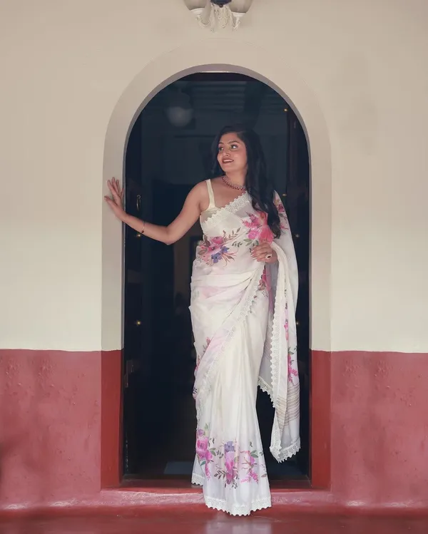 White_Preimium_&_Elegant_Georgette_Saree_For_Women