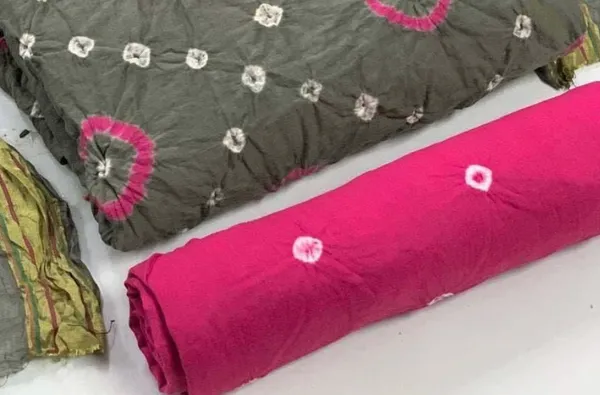 Unstitched_Grey_&_Pink_Pure_Cotton_Bandhni_Dress_Material_For_Women