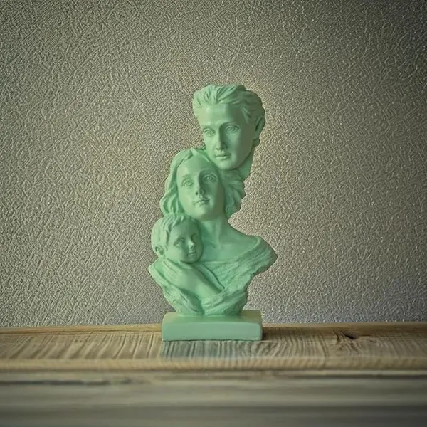 Green_Handcrafted_Resin_Mother_And_Father_With_Child_Love_Family_Showpiece_For_Home_Decor_13_Inch