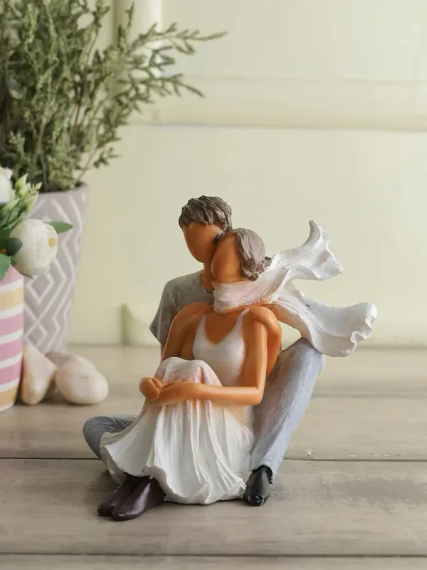 Handcrafted_Resin_Love_Couple_Figurine_Modern_Home_And_Office_Decor_10_X_7_X_7_Cm