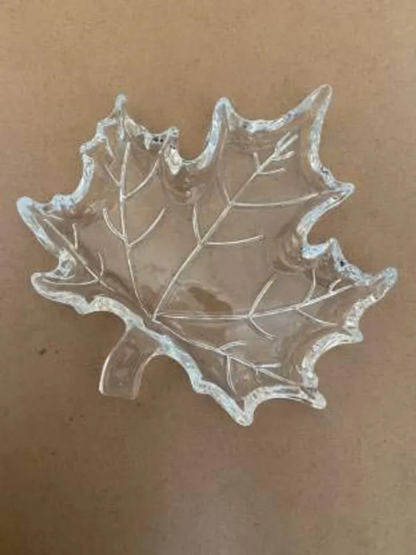 Transparent_Crystal_Clear_Leaf_Shape_Plate_Glass_Tray_(12L_X_18W_X_2Th_Cm)