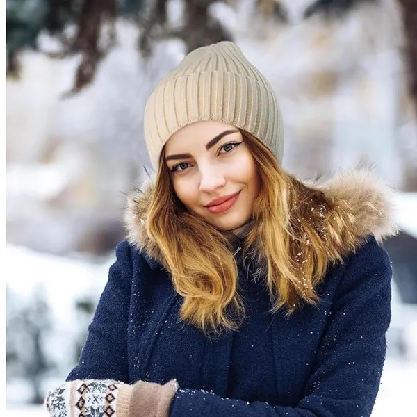 Cream_Cozy_Winter_Beanie_And_Touch_Screen_Gloves_For_Women