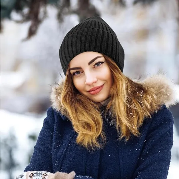 Black_Cozy_Winter_Beanie_And_Touch_Screen_Gloves_For_Women