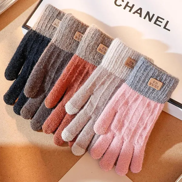 Black_Woolen_Winter_Beanie_&_Gloves_Set_For_Women