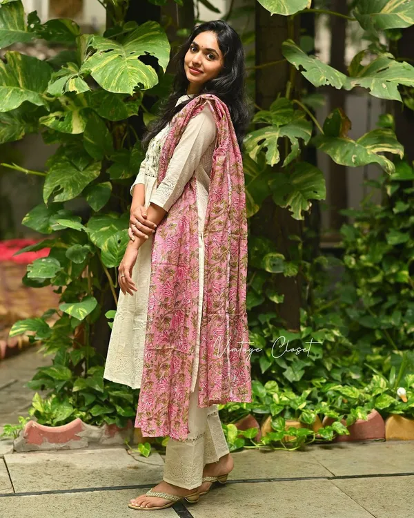 Cotton_embroidered_kurta_with_pants_and_dupatta_will_make_you_look_the_best
