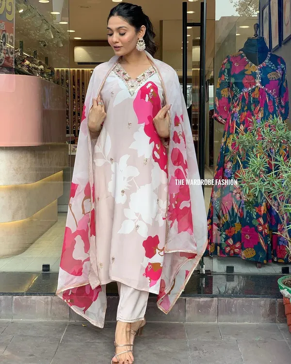 Presenting_Beautiful_Heavy_quality_Muslin_Silk_(Very_Soft_In_Touch)__Fabric_designer_festive_wear_kurti_pant_and_duppta___with_embroidery_&_Sequence__work_with_lining