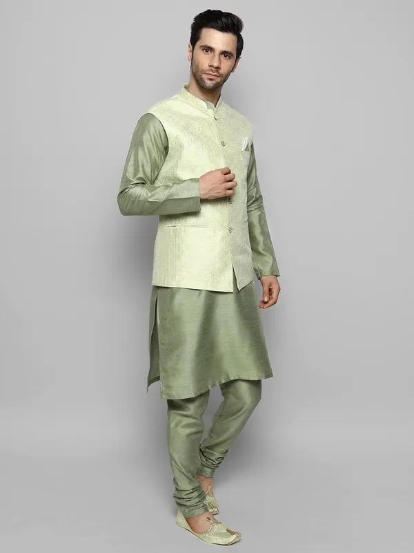Men's_Silk_Blend_Regular_Kurta_Churidar_Pyjama_with_Bundi_Nehru_Jacket/Waistcoat