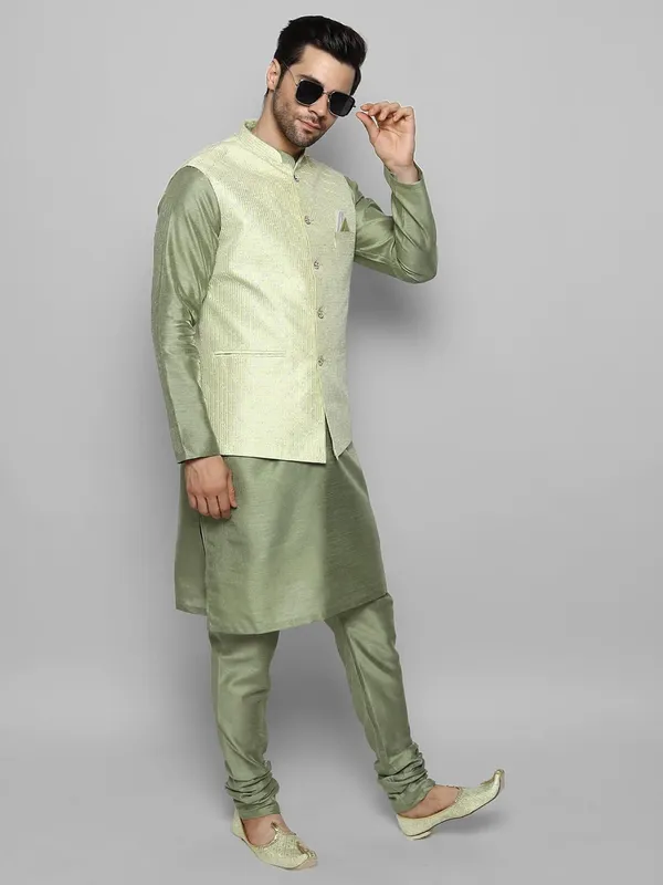 Men's_Silk_Blend_Regular_Kurta_Churidar_Pyjama_with_Bundi_Nehru_Jacket/Waistcoat
