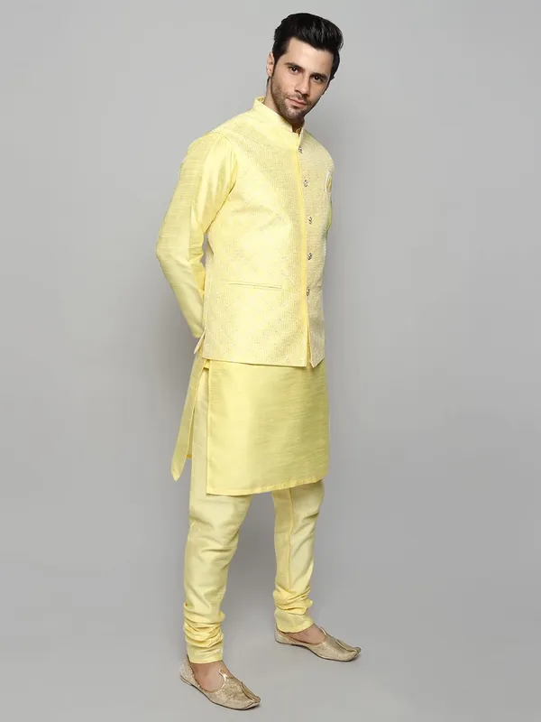 Men's_Silk_Blend_Regular_Kurta_Churidar_Pyjama_with_Bundi_Nehru_Jacket/Waistcoat