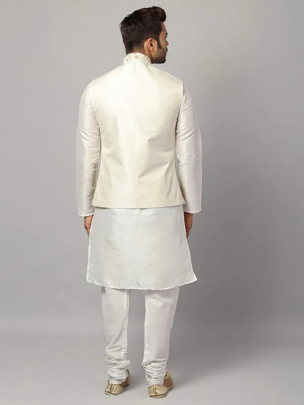 Men's_Silk_Blend_Regular_Kurta_Churidar_Pyjama_with_Bundi_Nehru_Jacket/Waistcoat