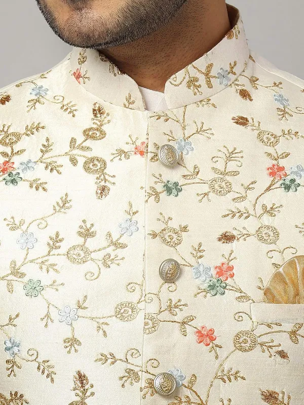 Men's_Silk_Blend_Regular_Kurta_Churidar_Pyjama_with_Bundi_Nehru_Jacket/Waistcoat