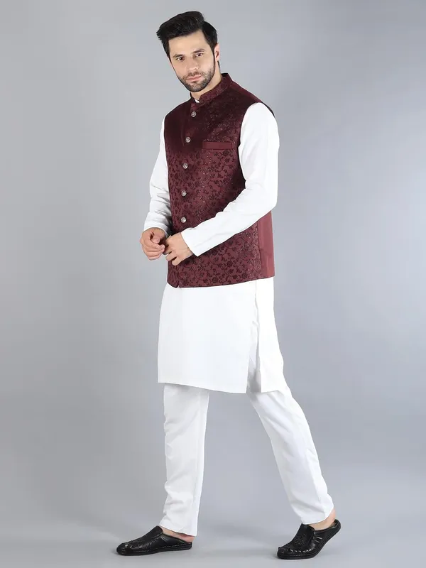 Men's_Silk_Blend_Kurta_Pajama_with_Designer_Ethnic_Nehru_Jacket/Modi_Jacket