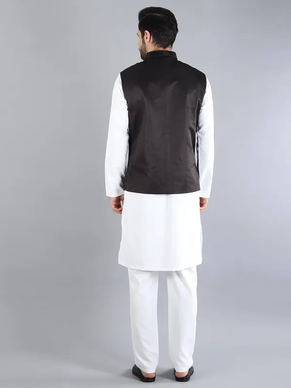 Men's_Silk_Blend_Kurta_Pajama_with_Designer_Ethnic_Nehru_Jacket/Modi_Jacket