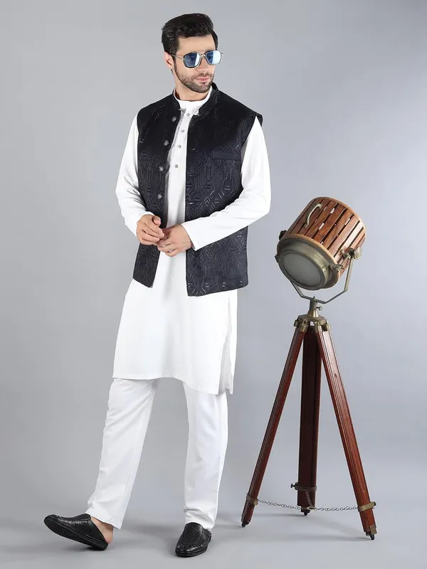 Men's_Silk_Blend_Kurta_Pajama_with_Designer_Ethnic_Nehru_Jacket/Modi_Jacket