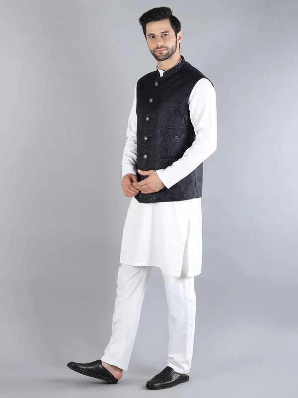 Men's_Silk_Blend_Kurta_Pajama_with_Designer_Ethnic_Nehru_Jacket/Modi_Jacket