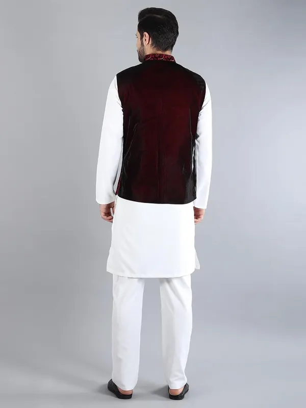 Men's_Silk_Blend_Kurta_Pajama_with_Designer_Ethnic_Nehru_Jacket/Modi_Jacket