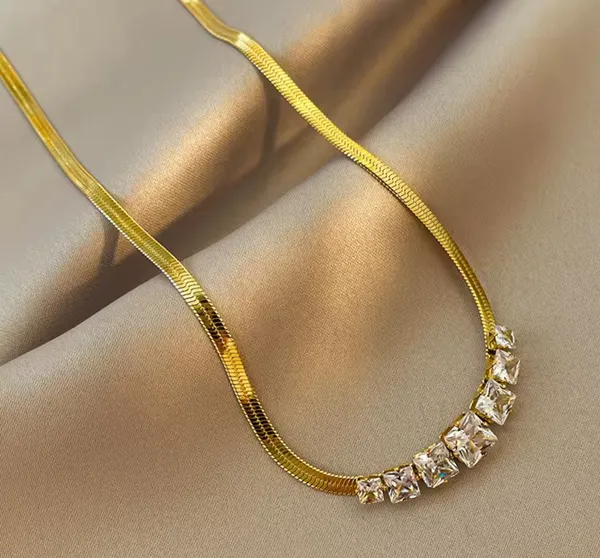 Sparkeling_Gold_Plated_Stone_Embedded_Statement_Necklace_For_Women_&_Girls