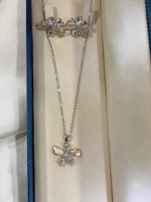 Beige_&_White_Stone_Embedded_Flower_Shape_Pendant_With_Chain_And_Matching_Studs_For_Women_&_Girls