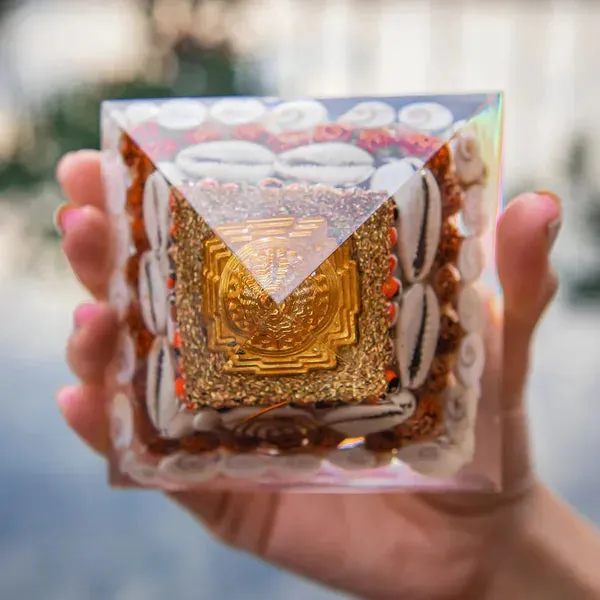 Original_Crystal_Laxmi_Pyramid_-_Crystal_Pyramid_With_Rudraksha_Shree_Yantra_Original_Gomati_Chakra_White_Kauri_And_Ratti_Seeds_For_Vastu_Money_Wealth_Good_Luck_And_Prosperity