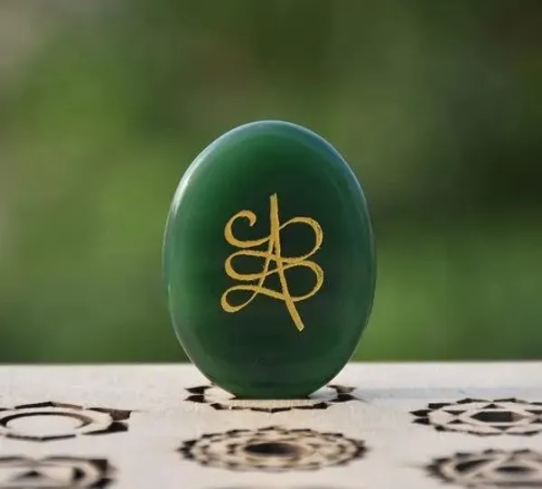 Natural_Green_Jade_Zibu_Symbol_Stone