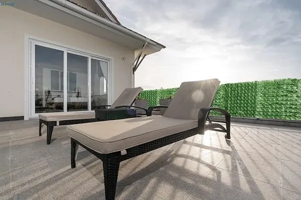 Dark_Green_Artificial_UV_Protected_Expandable_Grass_Fence_Trellis_With_Leaves