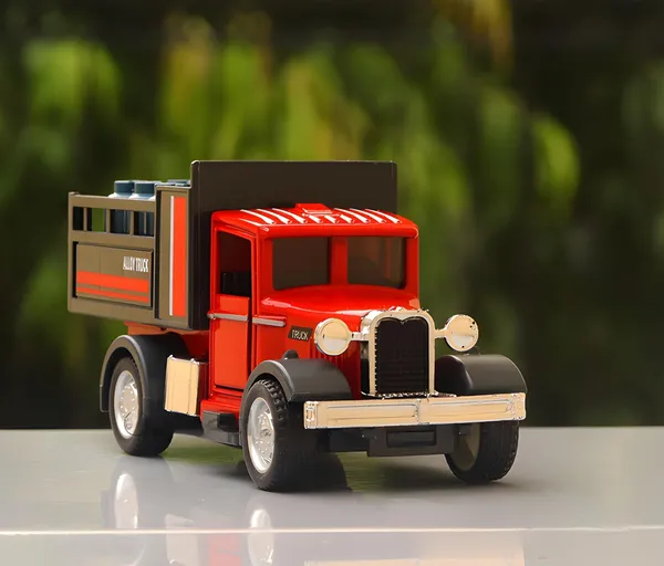 Toybot_1_Pcs_Die-Cast_Mini_Pull_Back_Toy_Truck_-_Metal_Body,_Operable_Doors,_Light_&_Sound__(Random_Design)
