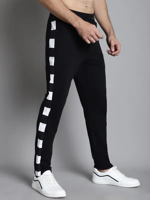 Black_Cotton_Printed_Jogger_For_Men