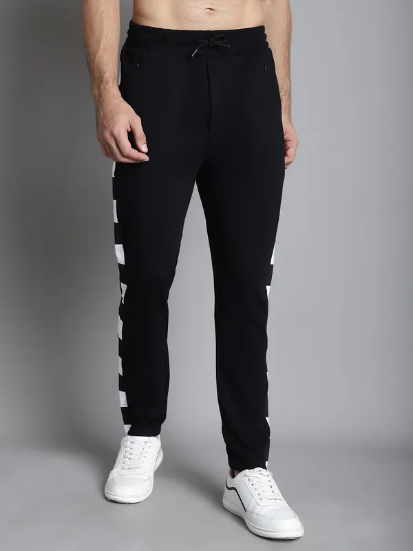 Black_Cotton_Printed_Jogger_For_Men