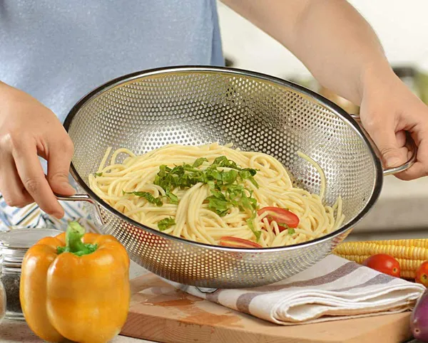 Multicolor_Unbreakable_Stainless_Steel_Strainer_Colander_Fruit_Basket_With_Handle_(Ã¢â‚¬Å½25L_X_9W_X_25H_Cm)