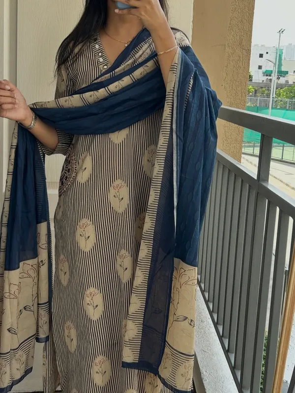 Beautiful_Printed_Beige_Color_Cotton_Suit_Set