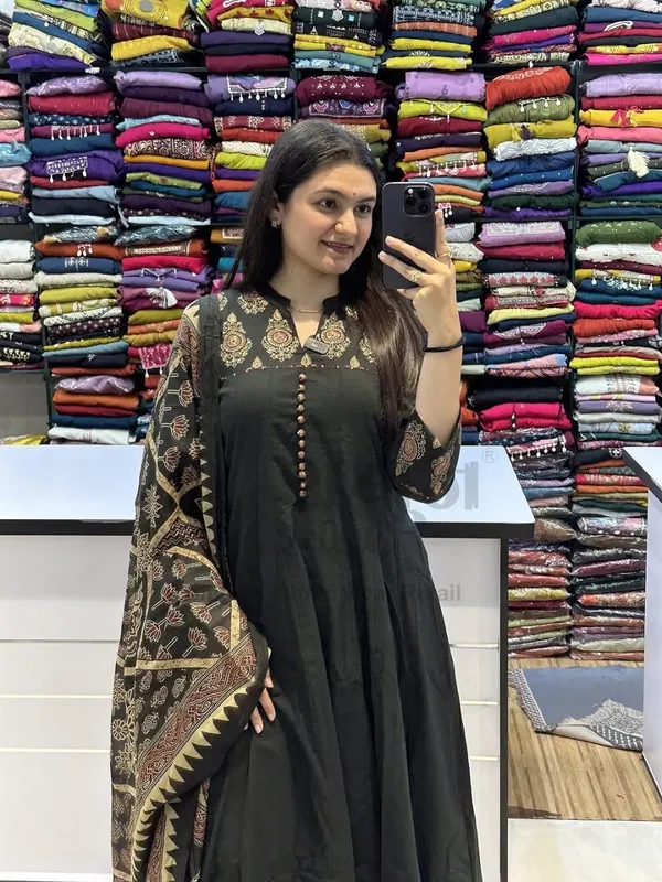 Anarkali_Sequence_Katha_Work_Green_Cotton_Suit_Set