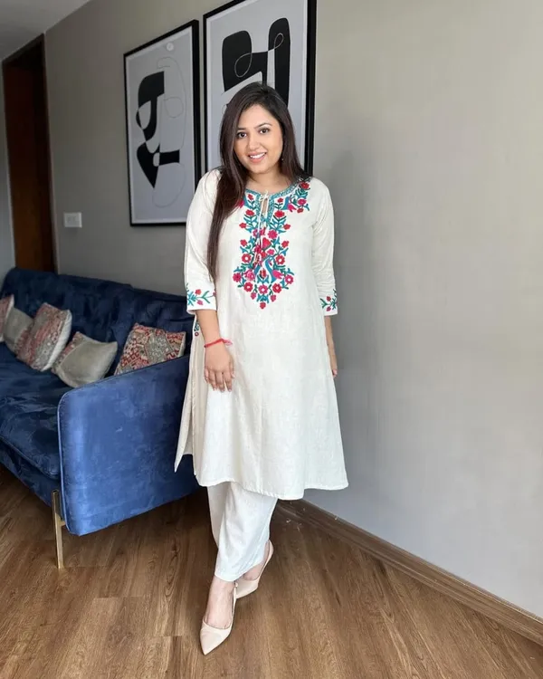 Aari_Work_Handloom_Off-White_Cotton_Kurti_Plazo