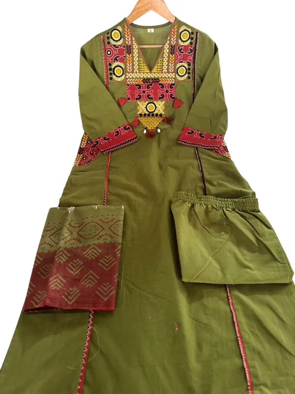 Embridery_Work_Green_Color_Cotton_Suit_Set