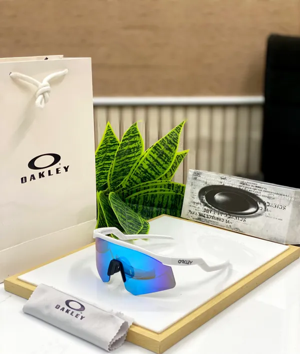 Oakley_Hydra_sport_Sunglasses_(white_&_blue)