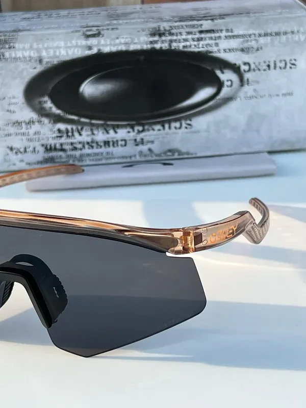 Oakley_Hydra_sport_Sunglasses_(light_&black)