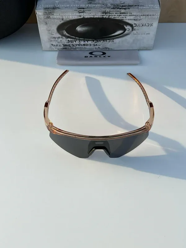 Oakley_Hydra_sport_Sunglasses_(light_&black)