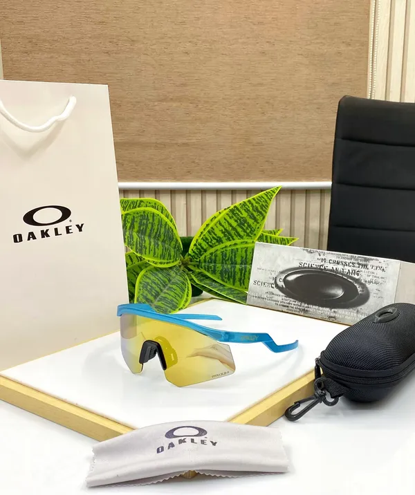 Oakley_Hydra_sport_Sunglasses_(METALLIC_BLUE_&_GOLDAN)_🕶️