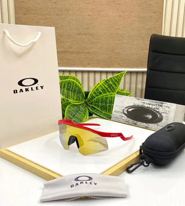 Oakley_Hydra_sport_Sunglasses_(MAROON_&_GOLDAN)_🕶️