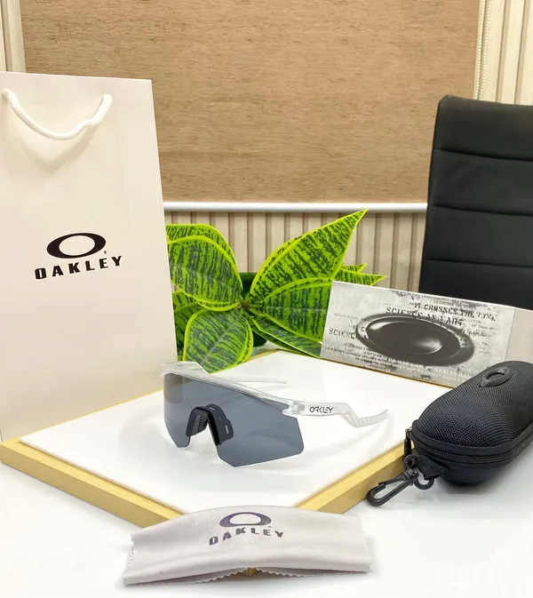 Oakley_Hydra_sport_Sunglasses_polarized_(white_&_black)