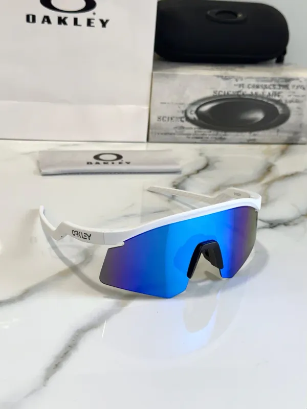 Oakley_Hydra_sport_Sunglasses_(white_&_blue)