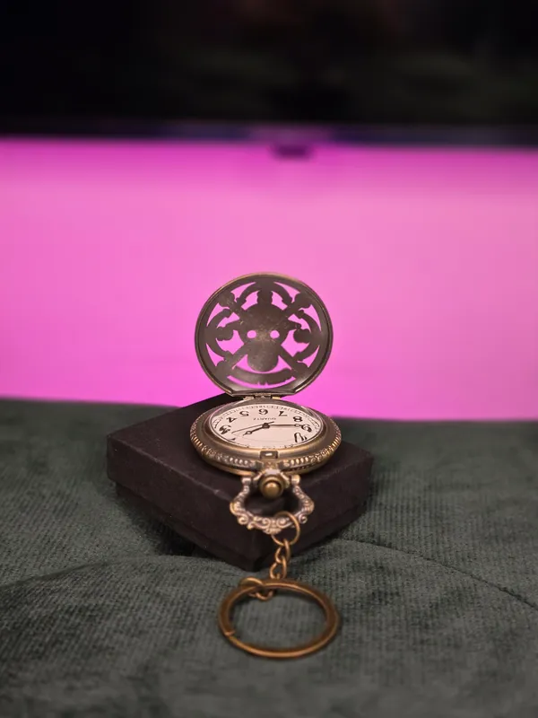 One_Piece_-_Strawhat_pocket_watch_keychain
