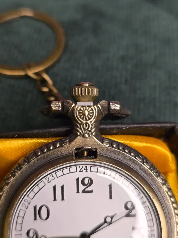 One_Piece_-_Strawhat_pocket_watch_keychain