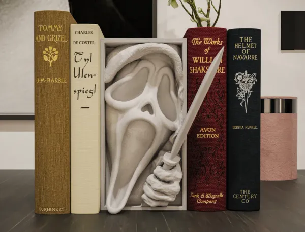 Ghostface_Slasher_Book_Display_Stand