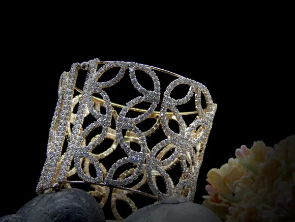 Gold_Elegant_Geometric_Hand_Cuff_Bracelet