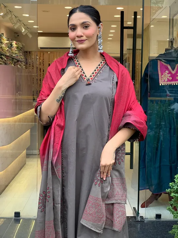 Grey_Cotton_Embroidered_Kurta_Set_For_Women
