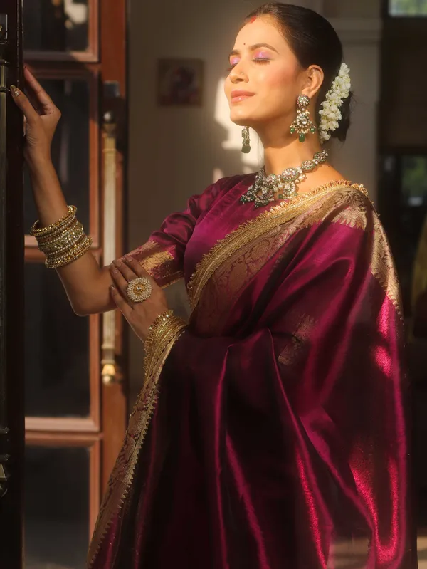 Banarasi_Tissue_Silk_Saree_with_Dual_Tone_Pattern_and_Designer_Lace