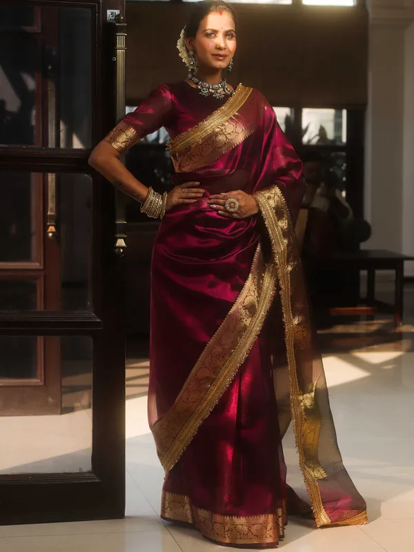 Banarasi_Tissue_Silk_Saree_with_Dual_Tone_Pattern_and_Designer_Lace